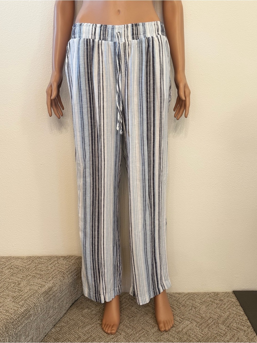 Briggs New York Blue and White Striped Wide Leg Linen Pants